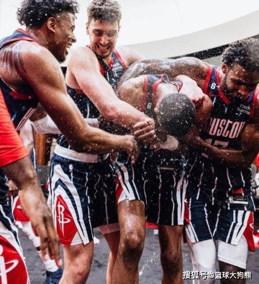 恭喜火箭队！申京回到休斯顿+3位新援亮相球馆，已正式投入训练