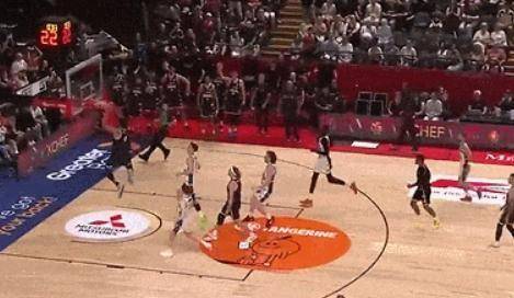 32+13！麦基狂砍两双首秀！NBA三冠中锋实力尽显