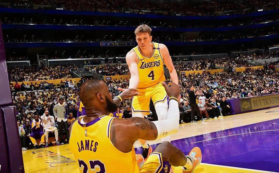 沃尔退役背后：火箭重建背后的“暗战”