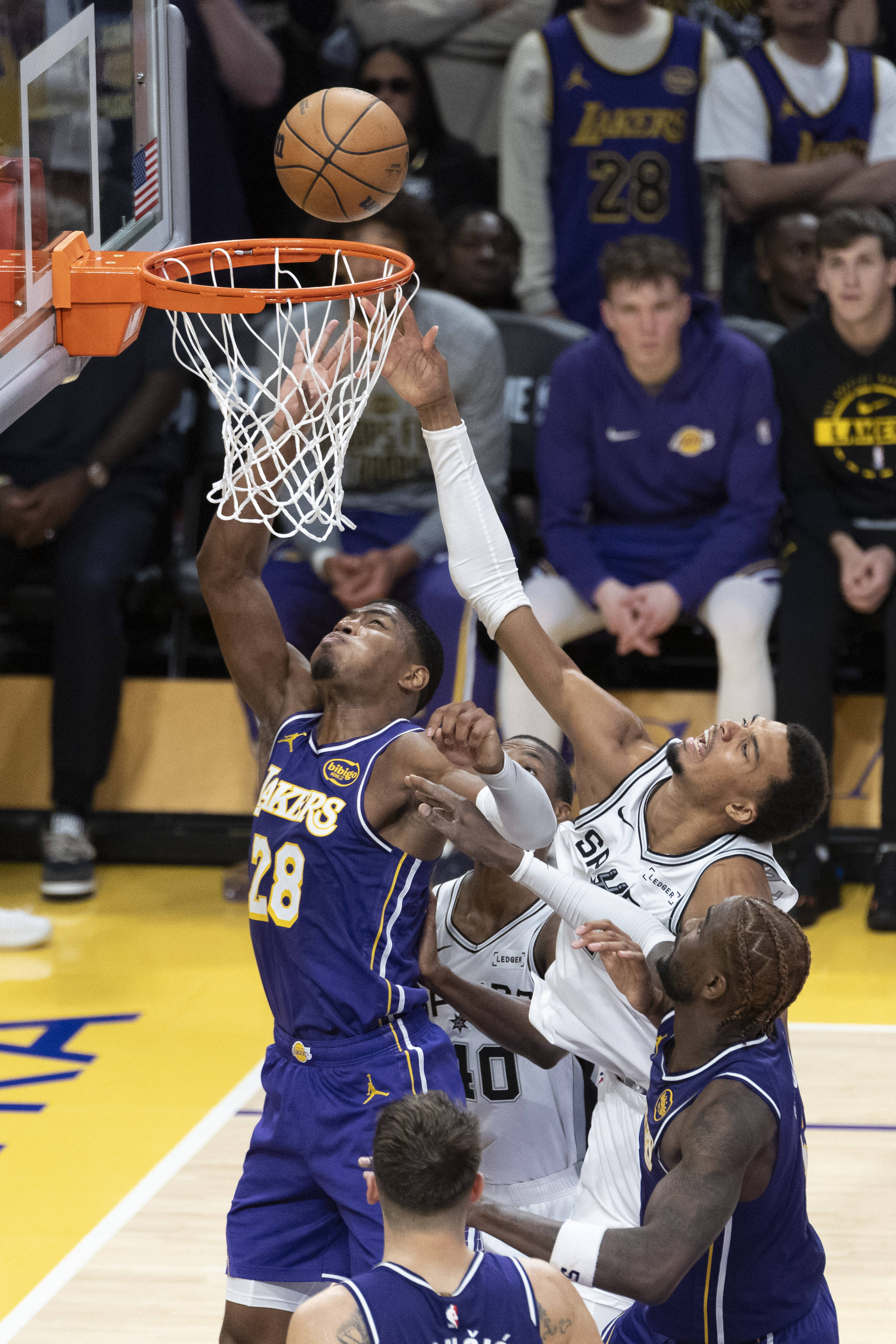 （体育）篮球——NBA常规赛：湖人胜马刺