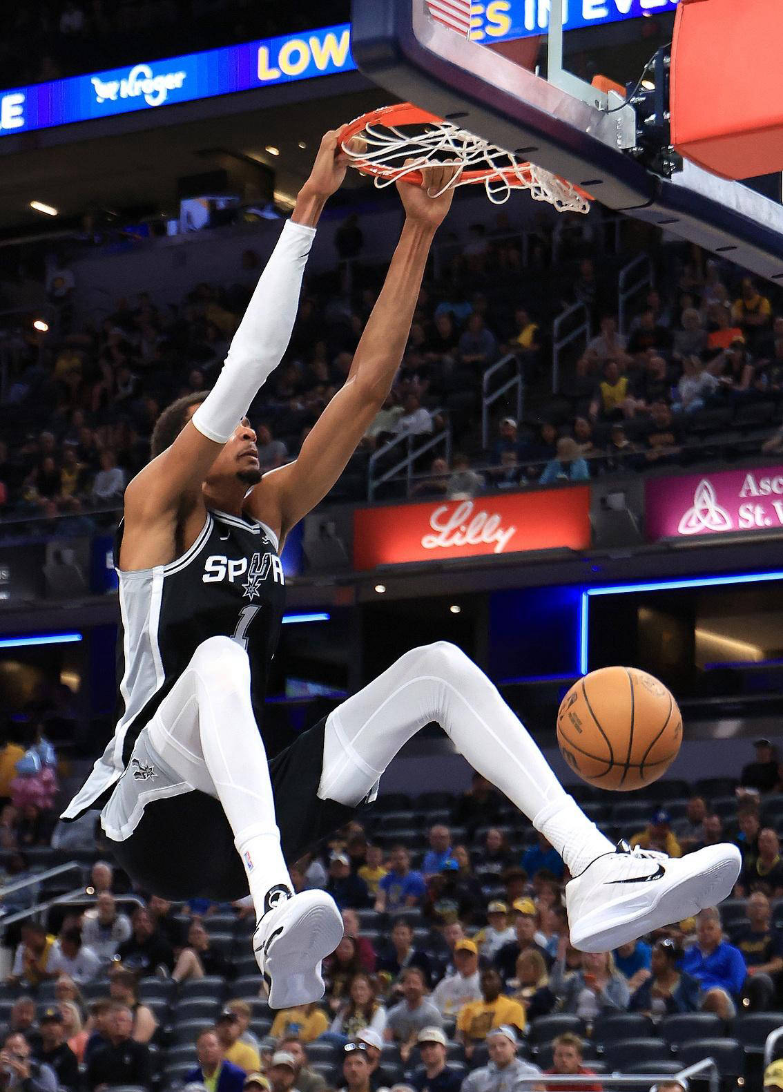 马刺续约达龙福克斯，注重长远布局